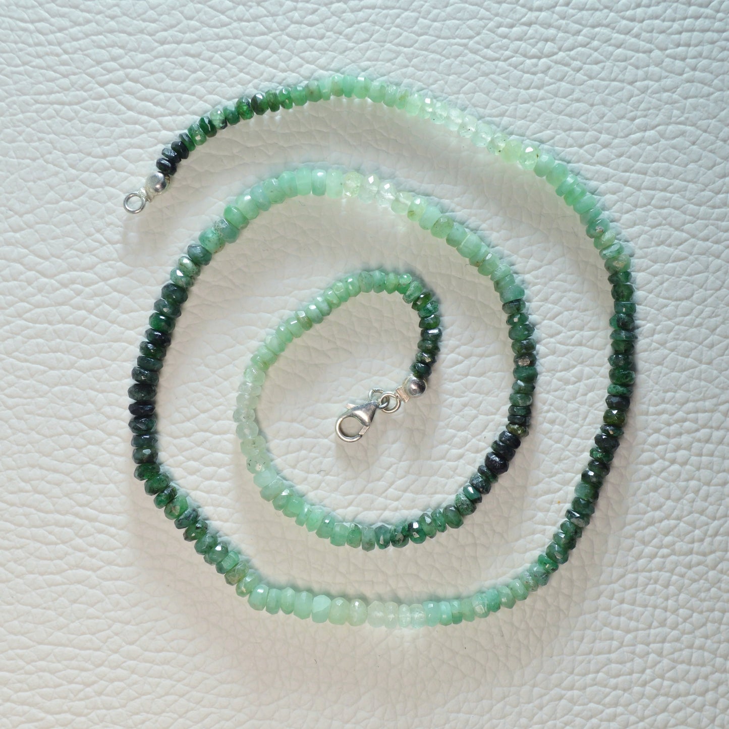 Facettierte Smaragd Halskette 45 cm – Gesamtansicht, grüne Natursteine mit 925 Sterlingsilber Karabiner.