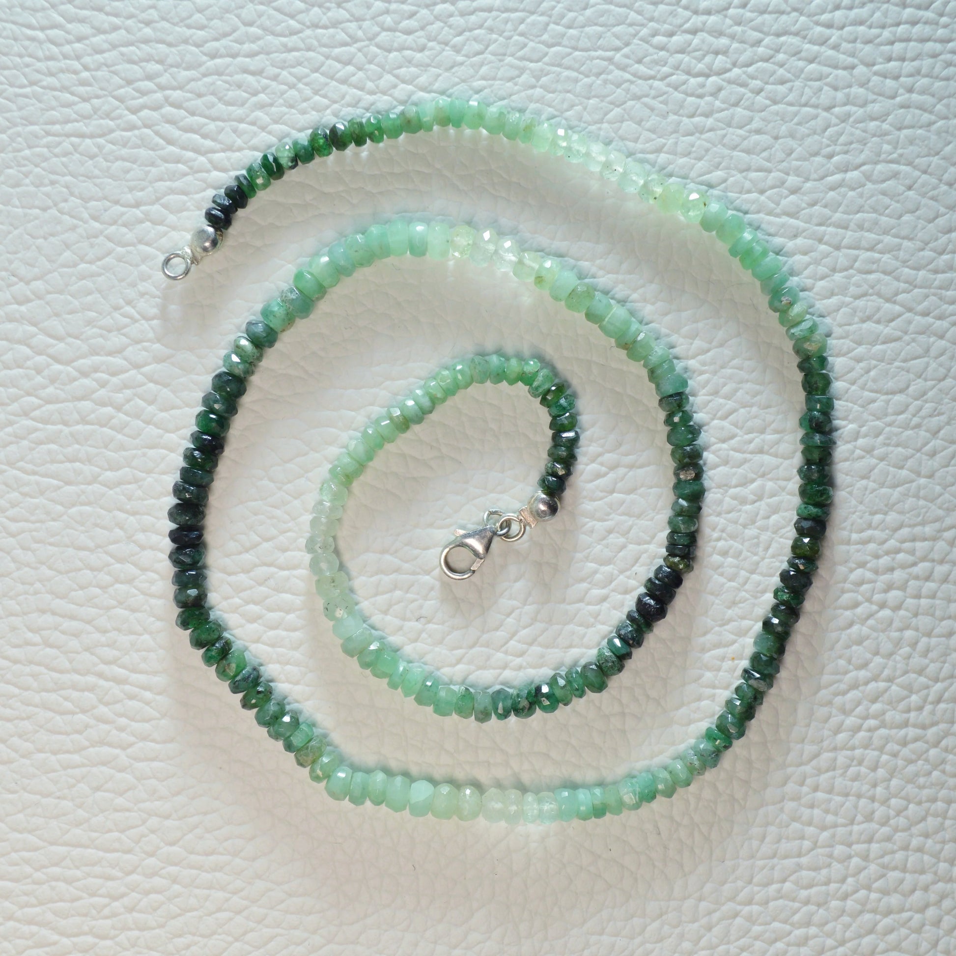 Facettierte Smaragd Halskette 45 cm – Gesamtansicht, grüne Natursteine mit 925 Sterlingsilber Karabiner.