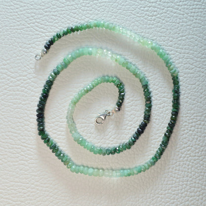 Facettierte Smaragd Halskette 45 cm – Gesamtansicht, grüne Natursteine mit 925 Sterlingsilber Karabiner.