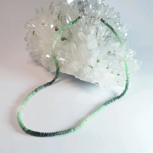 Facettierte Smaragd Halskette 45 cm – Gesamtansicht, grüne Natursteine sichtbar.