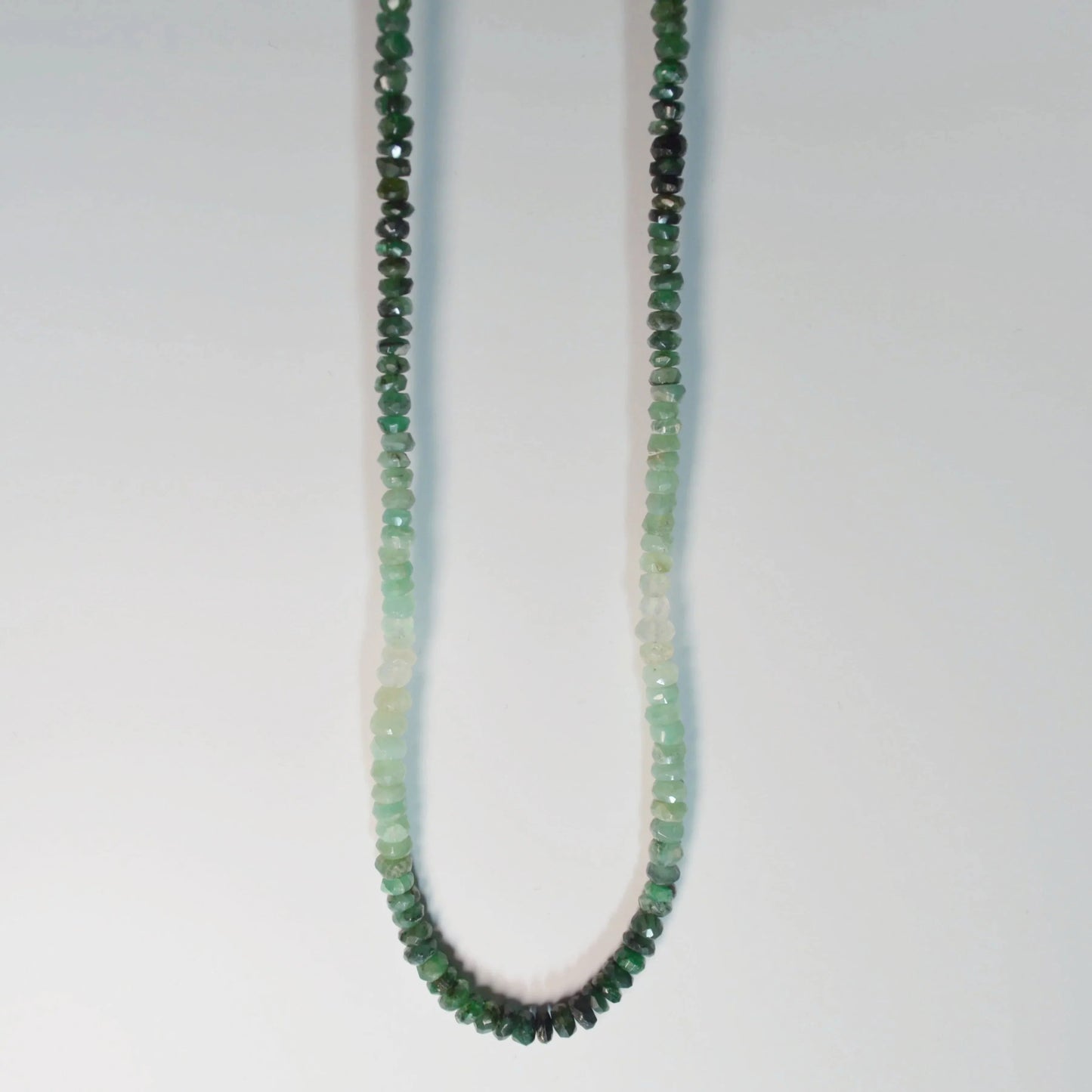 Facettierte Smaragd Halskette 45 cm – Gesamtansicht hängend.