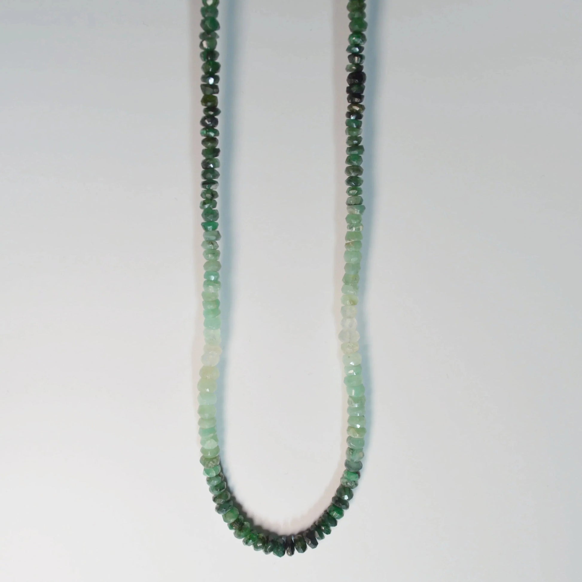 Facettierte Smaragd Halskette 45 cm – Gesamtansicht hängend.