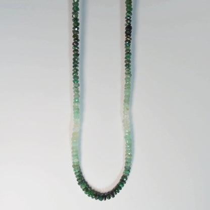 Facettierte Smaragd Halskette 45 cm – Gesamtansicht hängend.