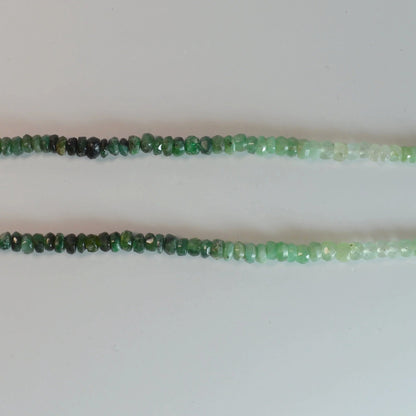 Facettierte Smaragd Halskette 45 cm – Nahaufnahme liegend, brillante Smaragd-Facetten erkennbar.