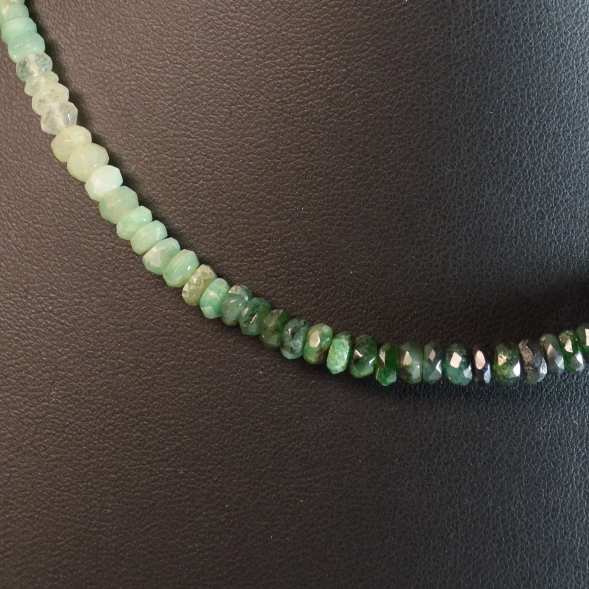 Facettierte Smaragd Halskette 45 cm – Nahaufnahme, Details der facettierten Steine sichtbar.