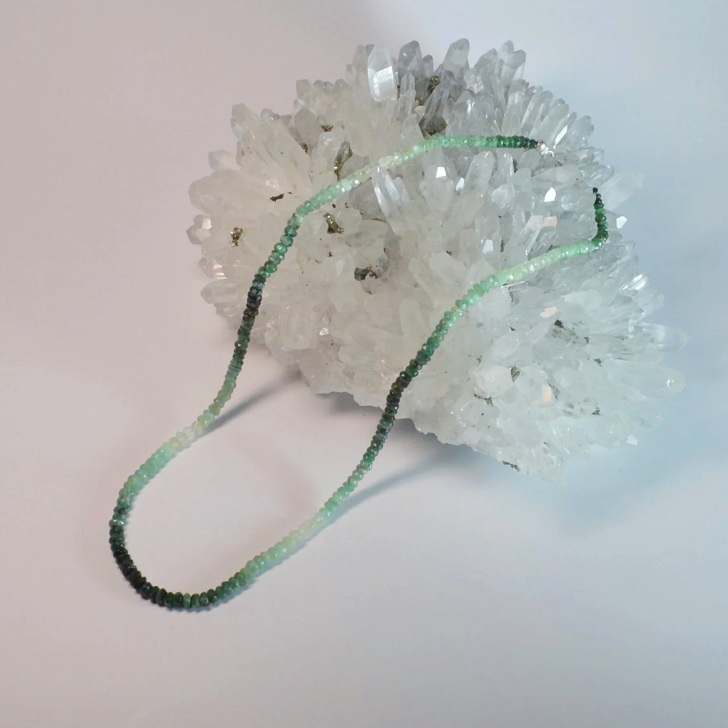 Facettierte Smaragd Halskette 45 cm – seitlichere Ansicht, Komplette Länge  sichtbar.