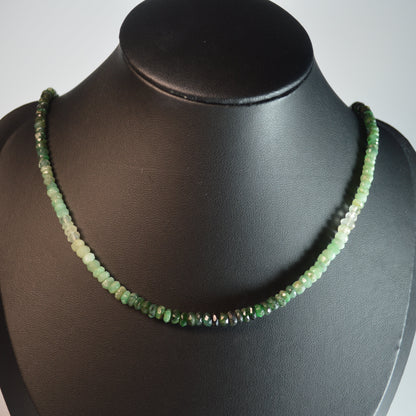 Facettierte Smaragd Halskette 45 cm – Vorderansicht, Länge und facettierte Linsen sichtbar.