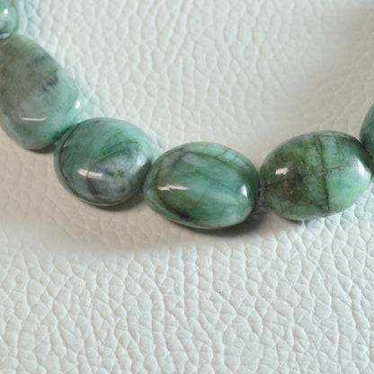 Echte Smaragd Kette mit großen Kristallnuggets – 45 cm Edelstein Halskette. Nahansicht.