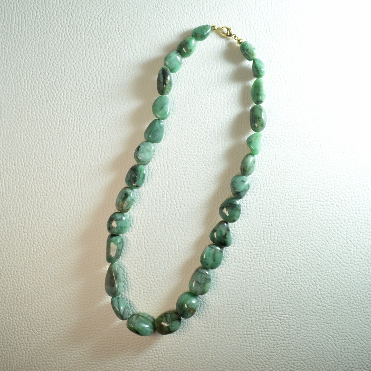 Smaragd Kette aus echtem Naturstein – Kristallschmuck mit 375er Gold-Verschluss. Gesamtansicht.