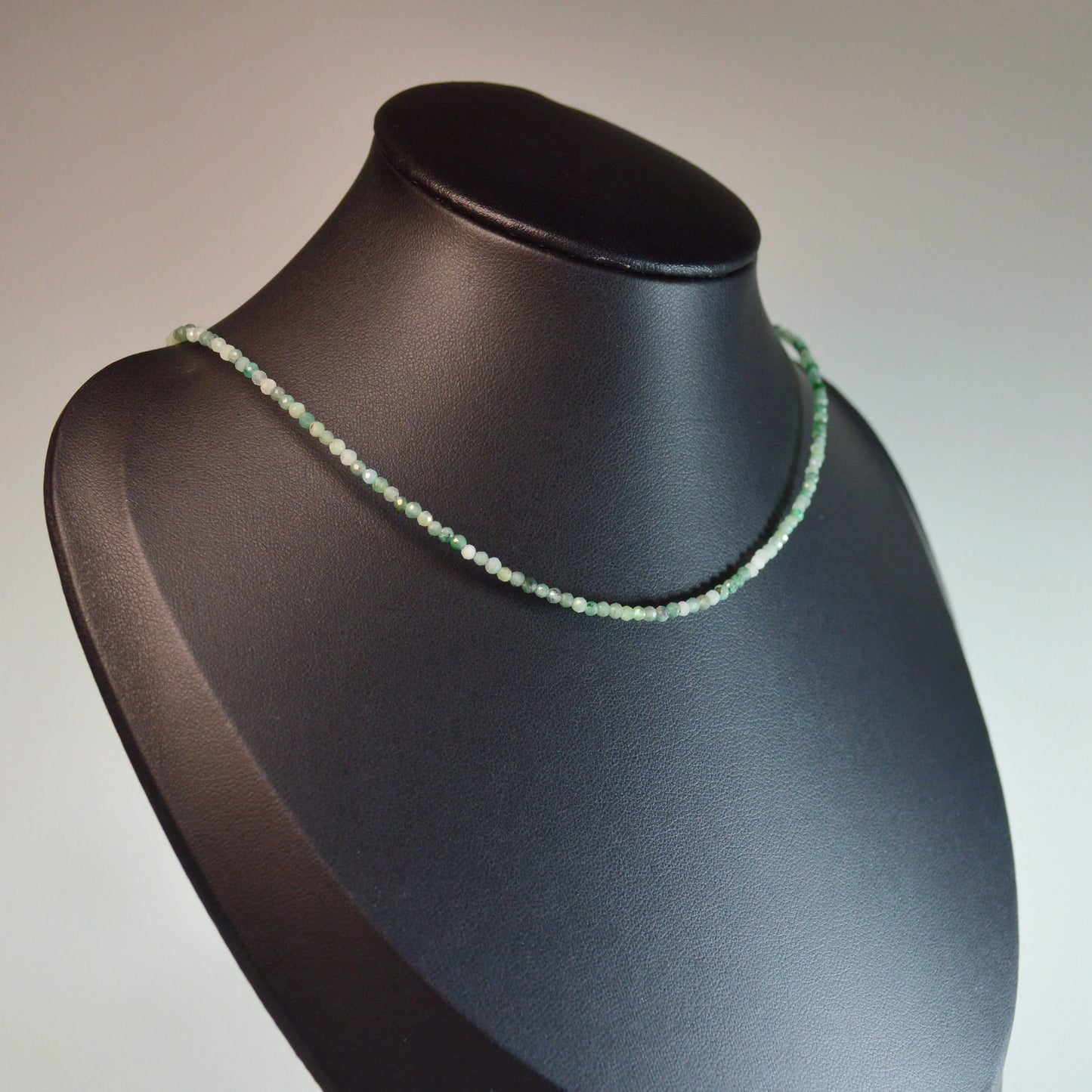 Smaragd Perlenkette aus 2mm Naturstein – Kristallschmuck mit Metallverschluss auf Büste.