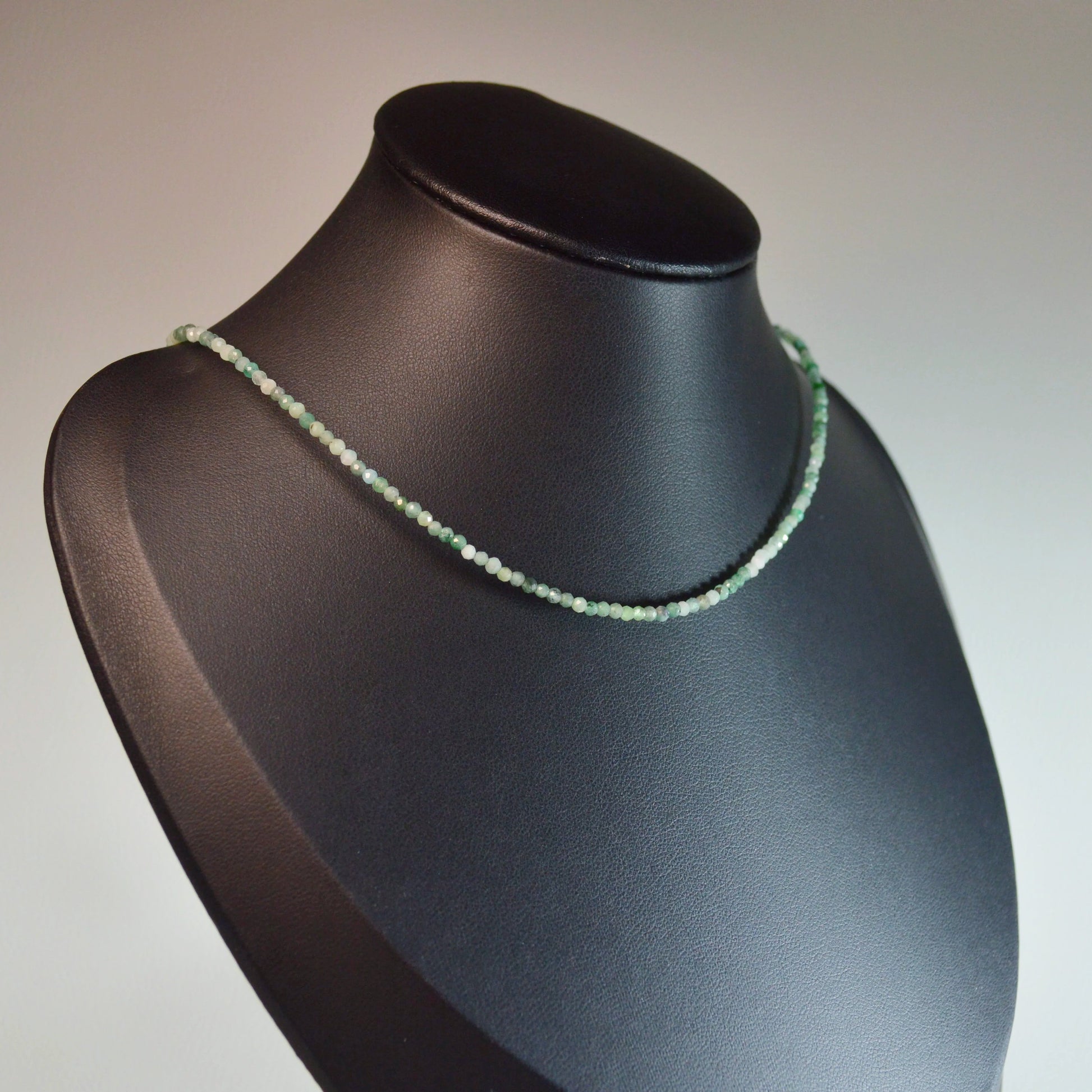 Smaragd Perlenkette aus 2mm Naturstein – Kristallschmuck mit Metallverschluss auf Büste.