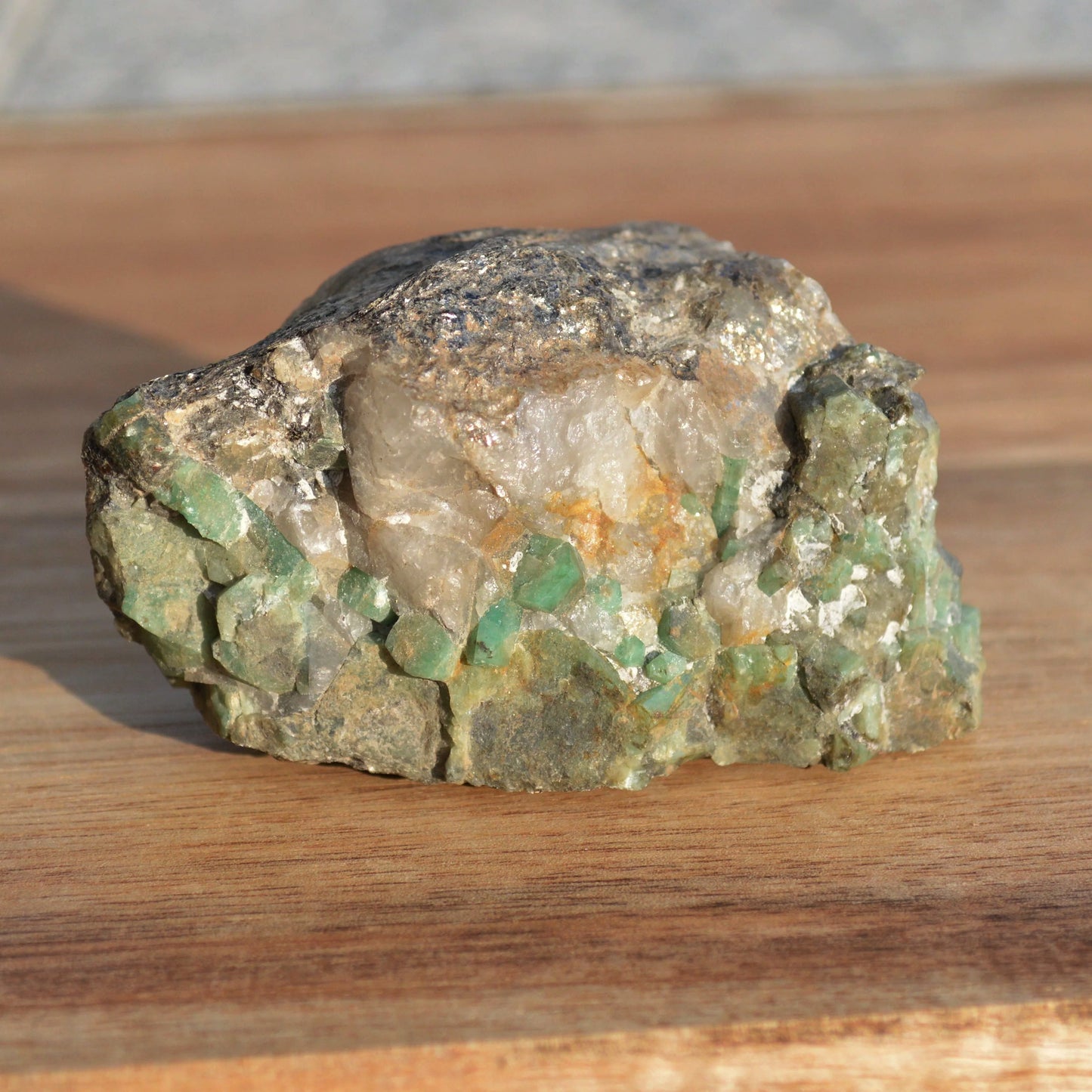 Smaragd in Matrix mit Glimmer