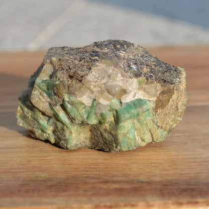 Smaragd in Matrix mit Glimmer