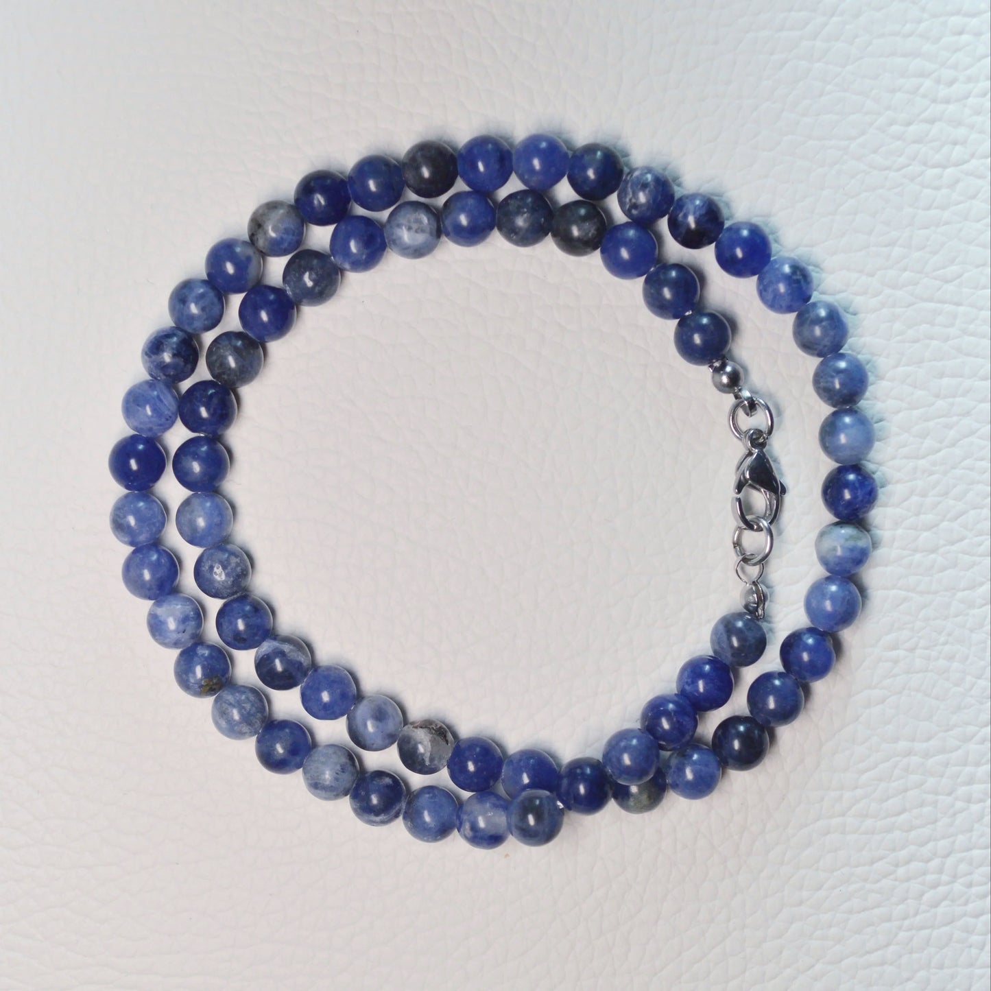 Sodalith Halskette aus 6mm Natursteinperlen, 45 cm lang, mit Metallverschluss – Edelsteinschmuck.