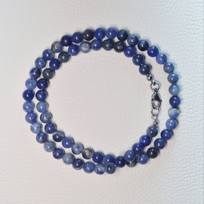 Sodalith Halskette aus 6mm Natursteinperlen, 45 cm lang, mit Metallverschluss – Edelsteinschmuck.