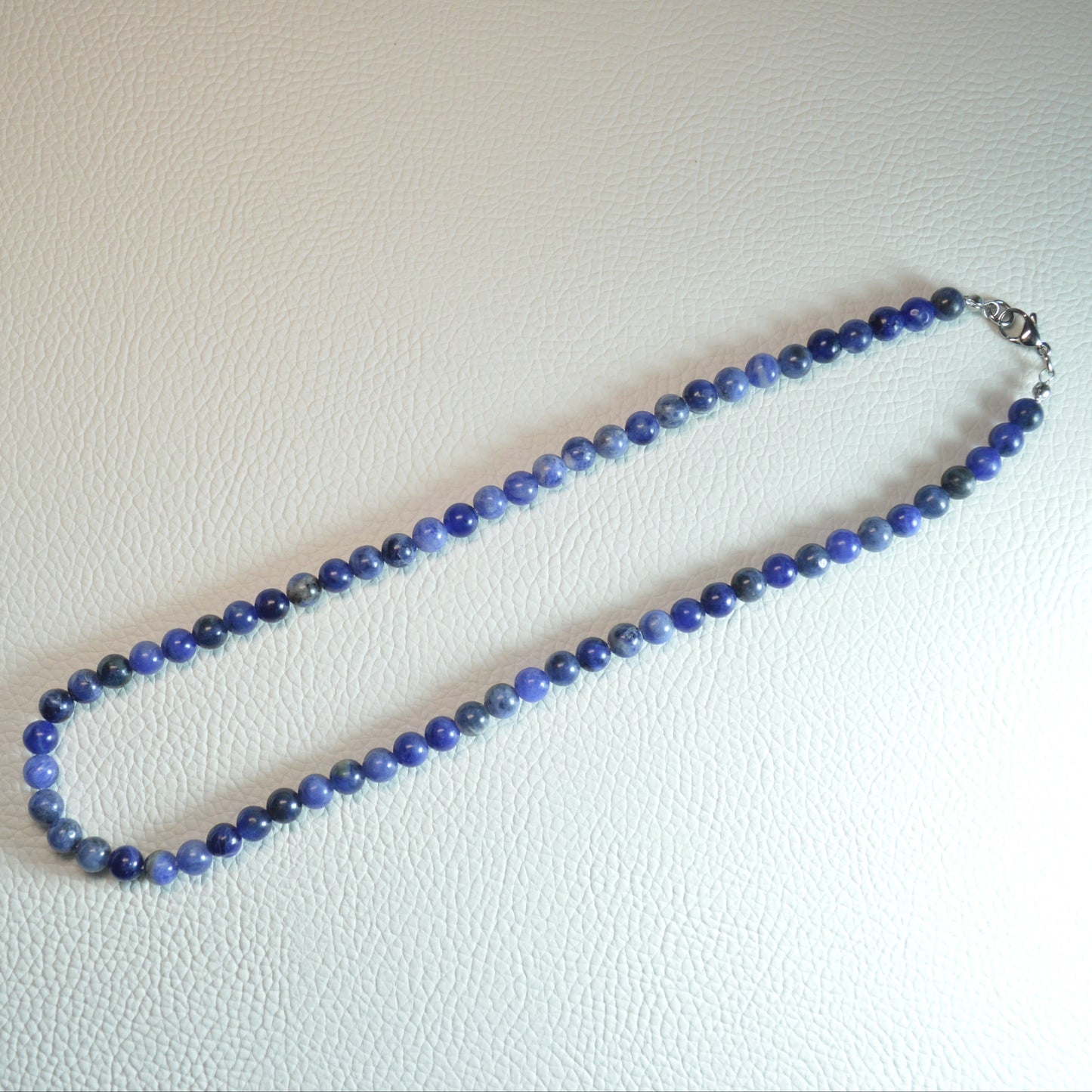 Sodalith Perlenkette aus 6mm Naturstein – Kristallschmuck mit Metallverschluss. Gesamtansicht.