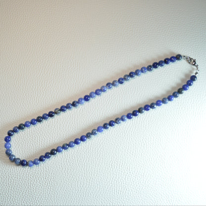 Sodalith Perlenkette aus 6mm Naturstein – Kristallschmuck mit Metallverschluss. Gesamtansicht.