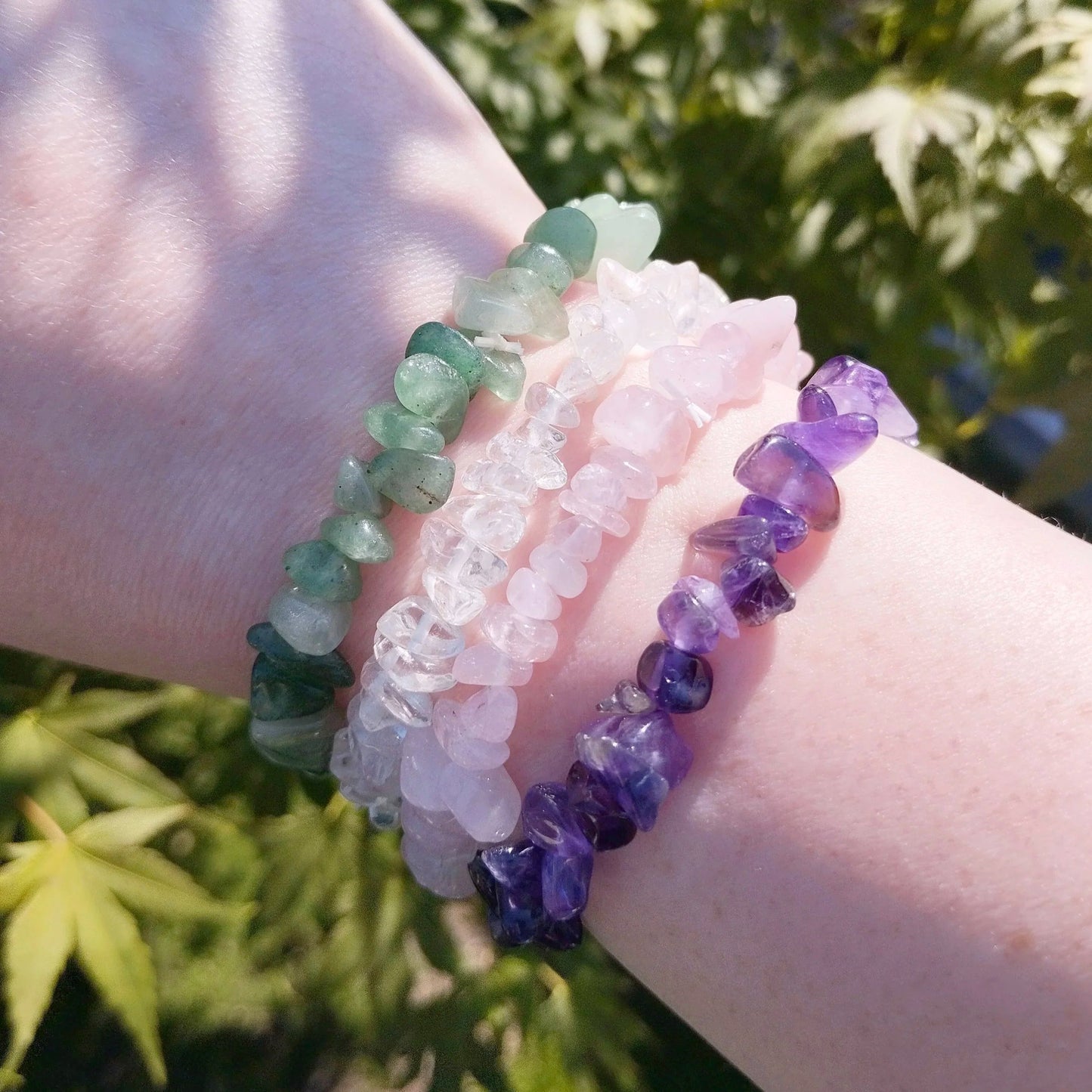 Bergkristall, Amethyst,, Aventurin, und Rosenquarz Splitterarmband getragen. Tragebild in der Natur.