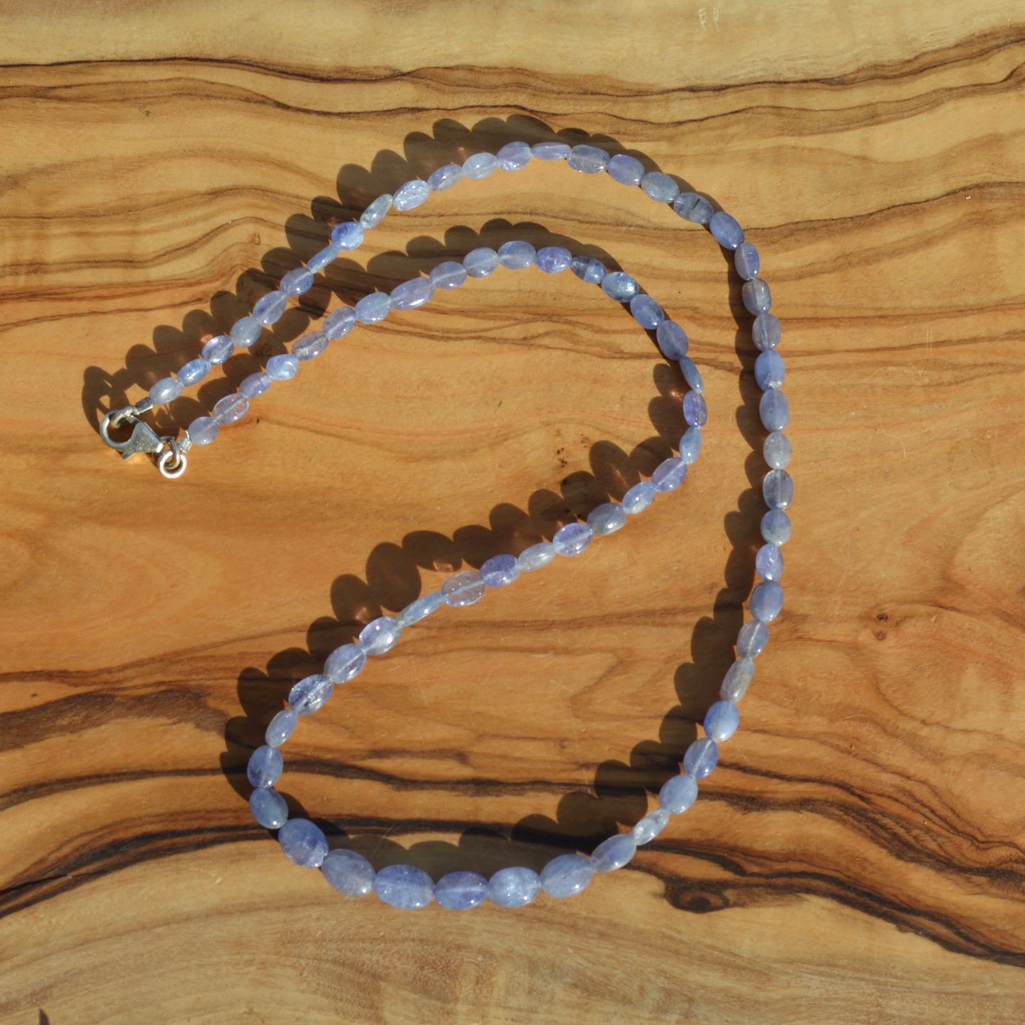 Tansanit Halskette 45 cm – Gesamtansicht in der Sonne.