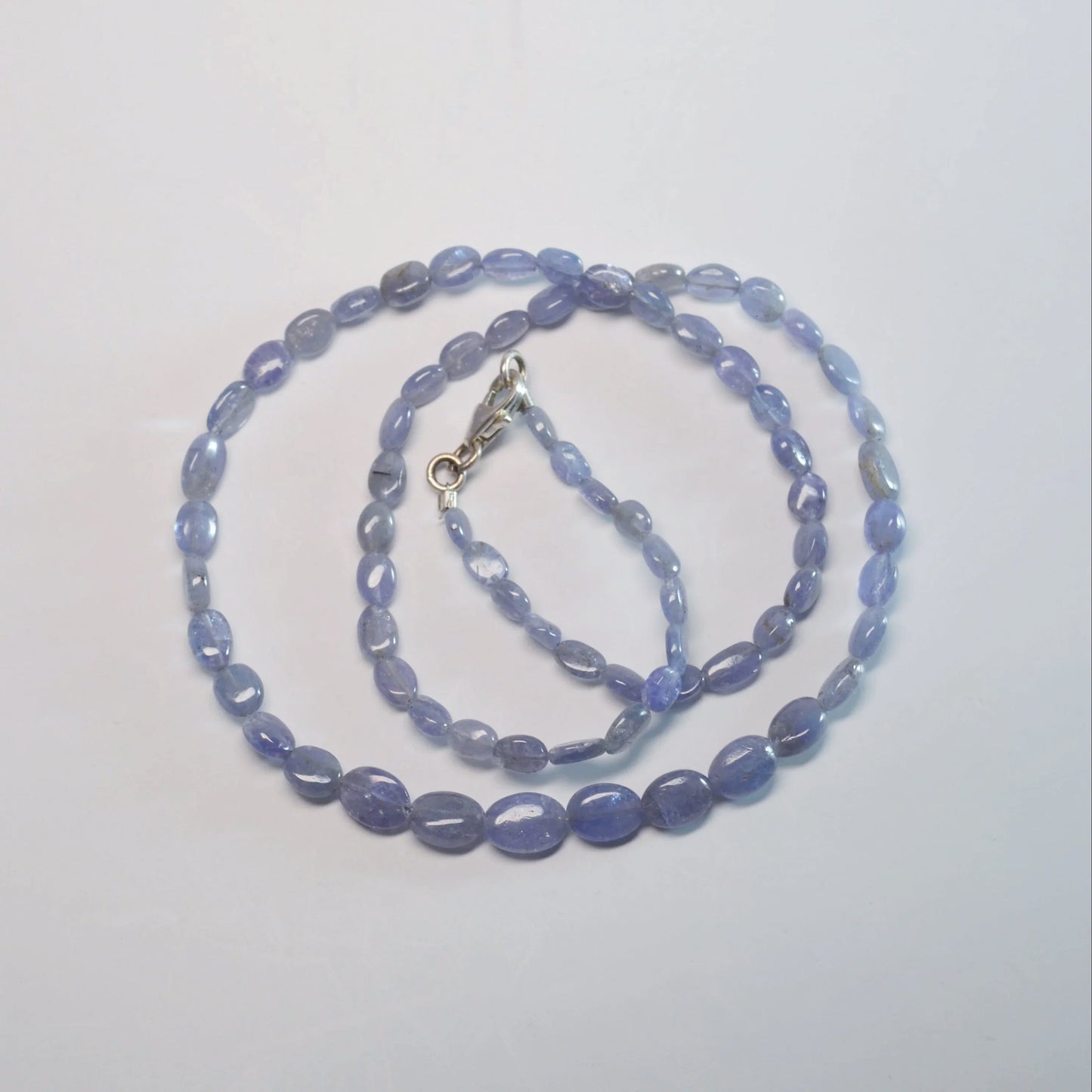 Tansanit Halskette 45 cm – Gesamtansicht, Steindurchmesser erkennbar.