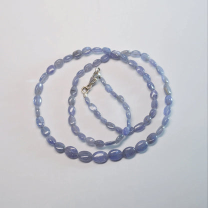 Tansanit Halskette 45 cm – Gesamtansicht, Steindurchmesser erkennbar.