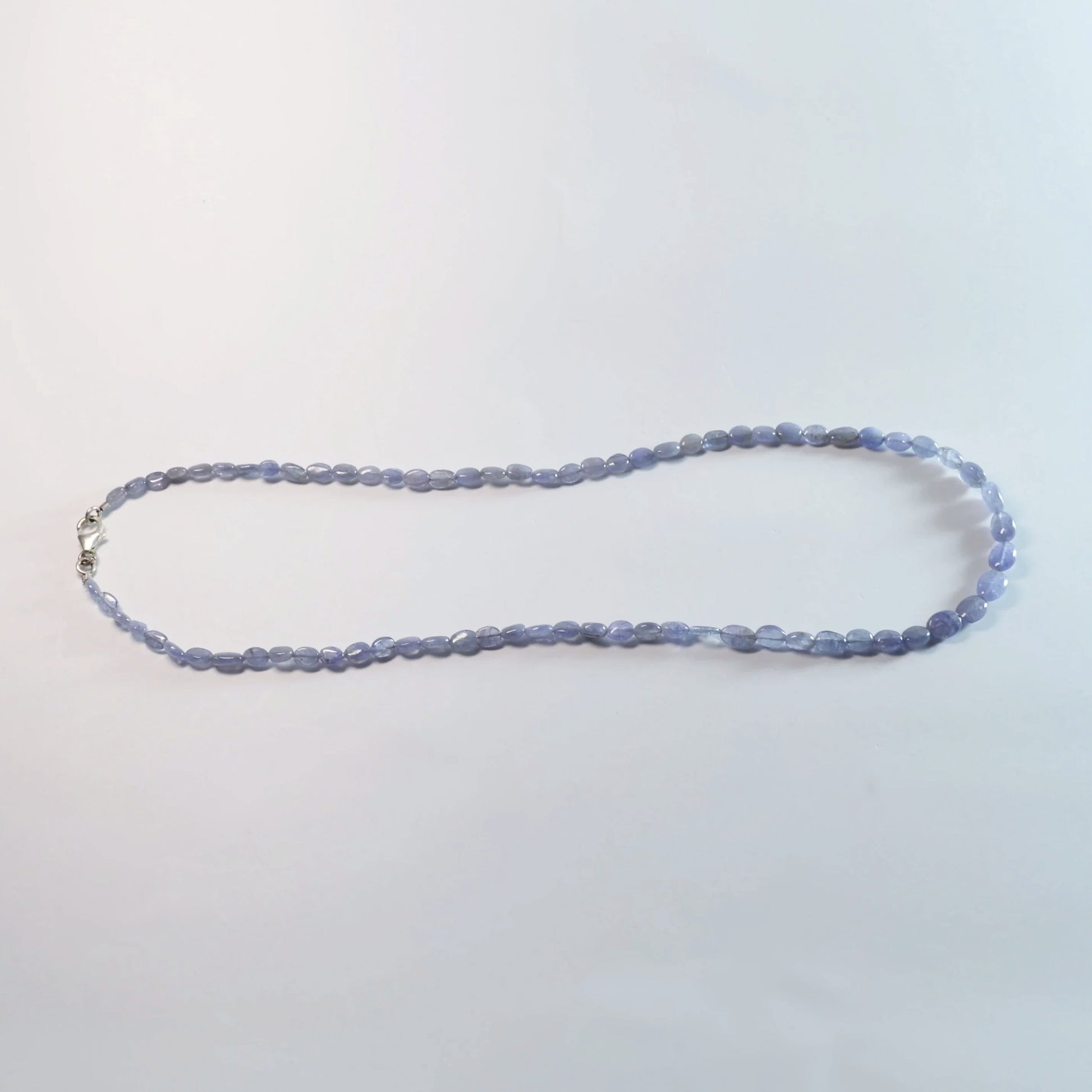 Tansanit Halskette 45 cm – Gesamtansicht liegend, Kette vollständig sichtbar.