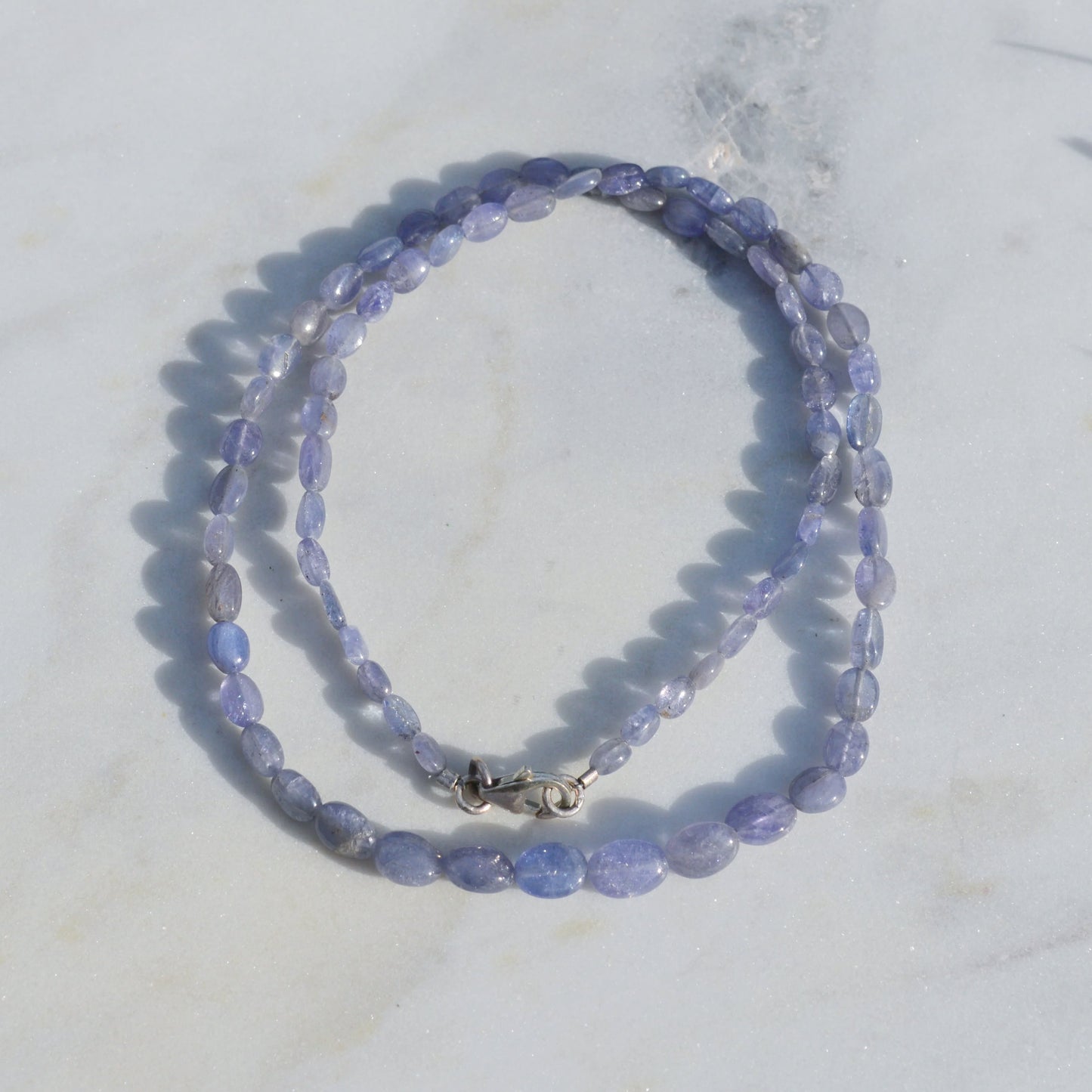 Tansanit Halskette 45 cm – Kette mit 925 Sterlingsilber Karabiner. Gesamtansicht.