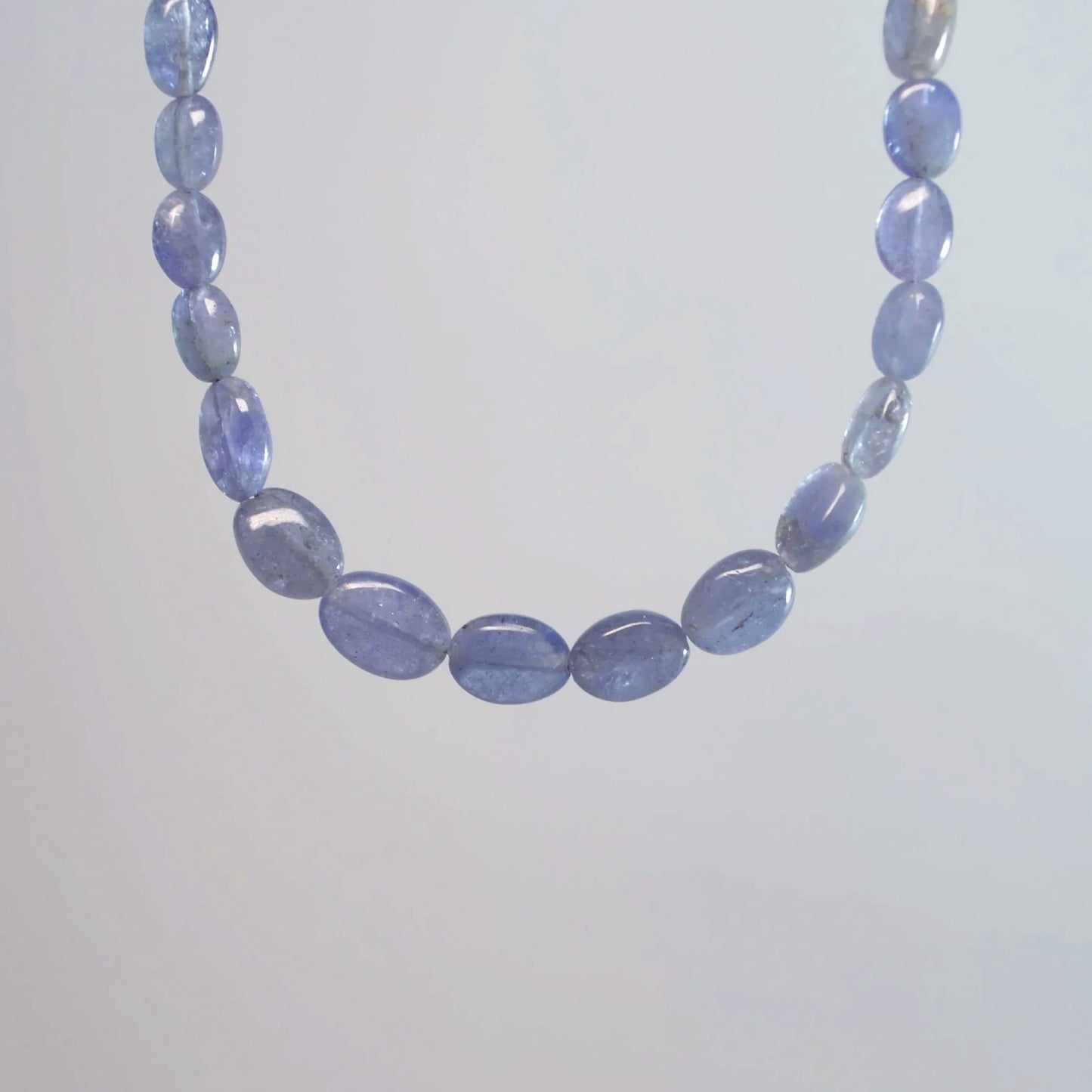 Tansanit Halskette 45 cm – Nahaufnahme hängend, Details der Natursteine sichtbar.