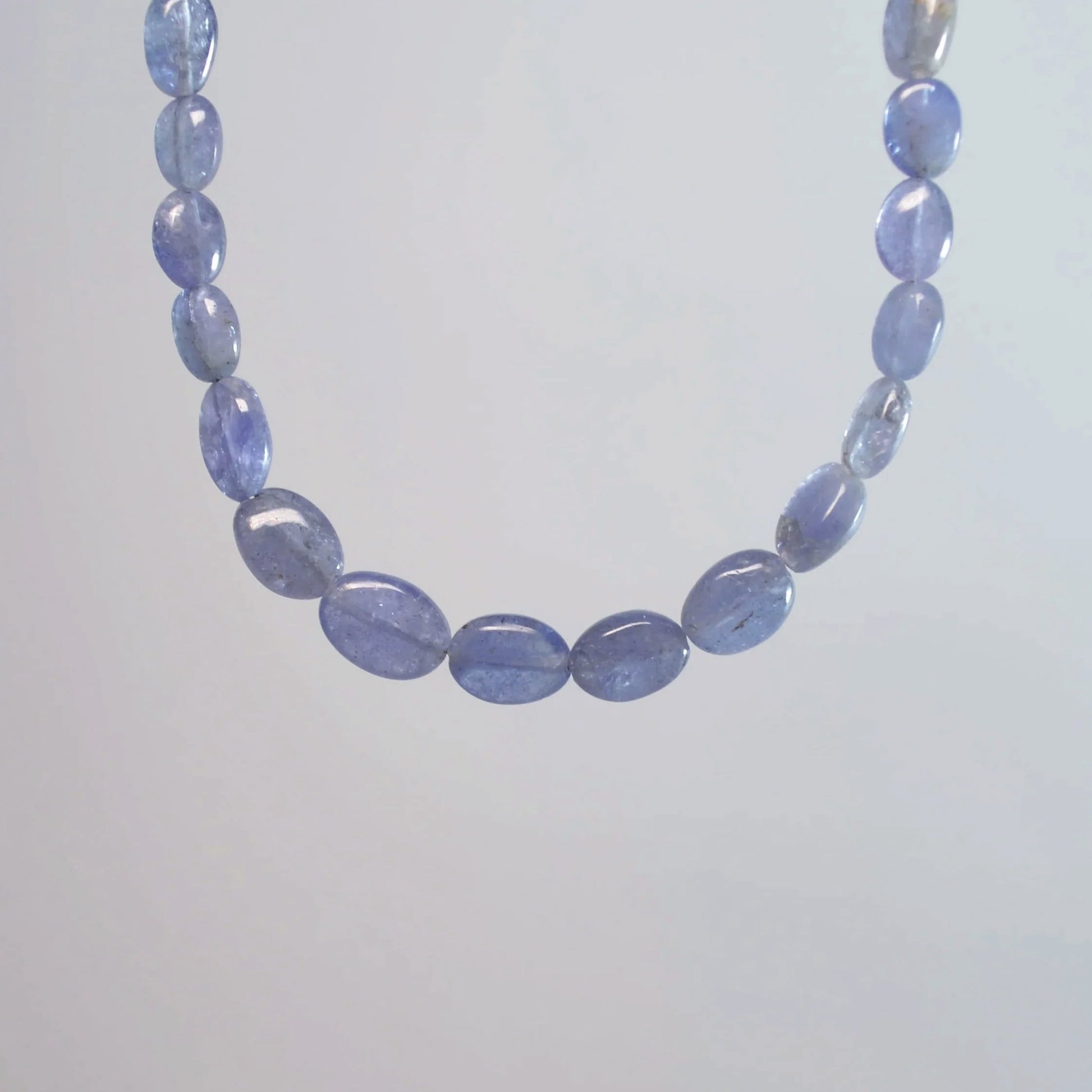 Tansanit Halskette 45 cm – Nahaufnahme hängend, Details der Natursteine sichtbar.