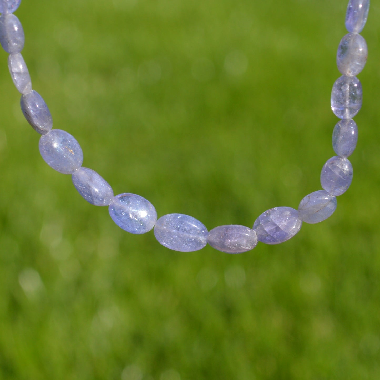 Tansanit Halskette 45 cm – Nahaufnahme hängend, blaue Natursteine sichtbar.