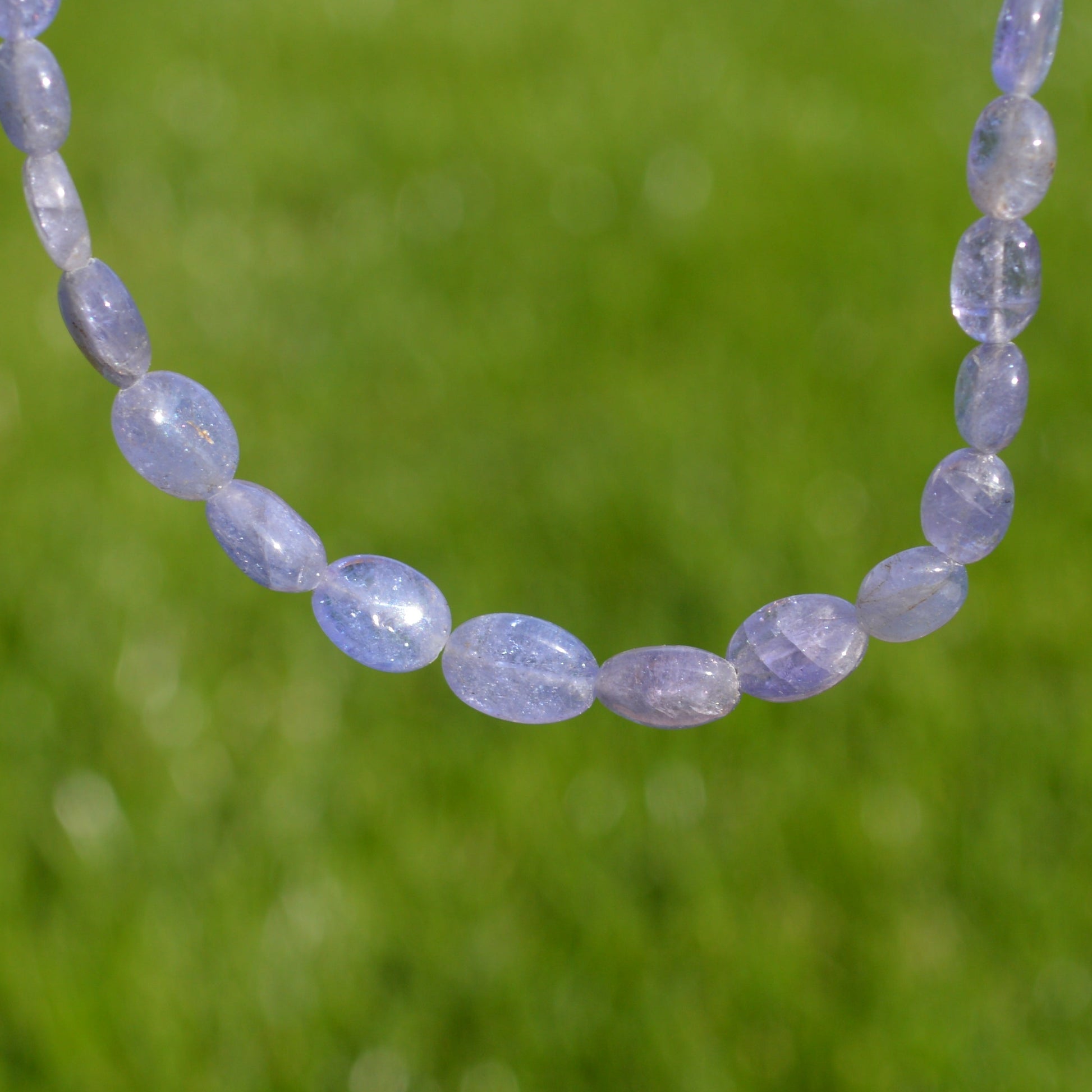 Tansanit Halskette 45 cm – Nahaufnahme hängend, blaue Natursteine sichtbar.