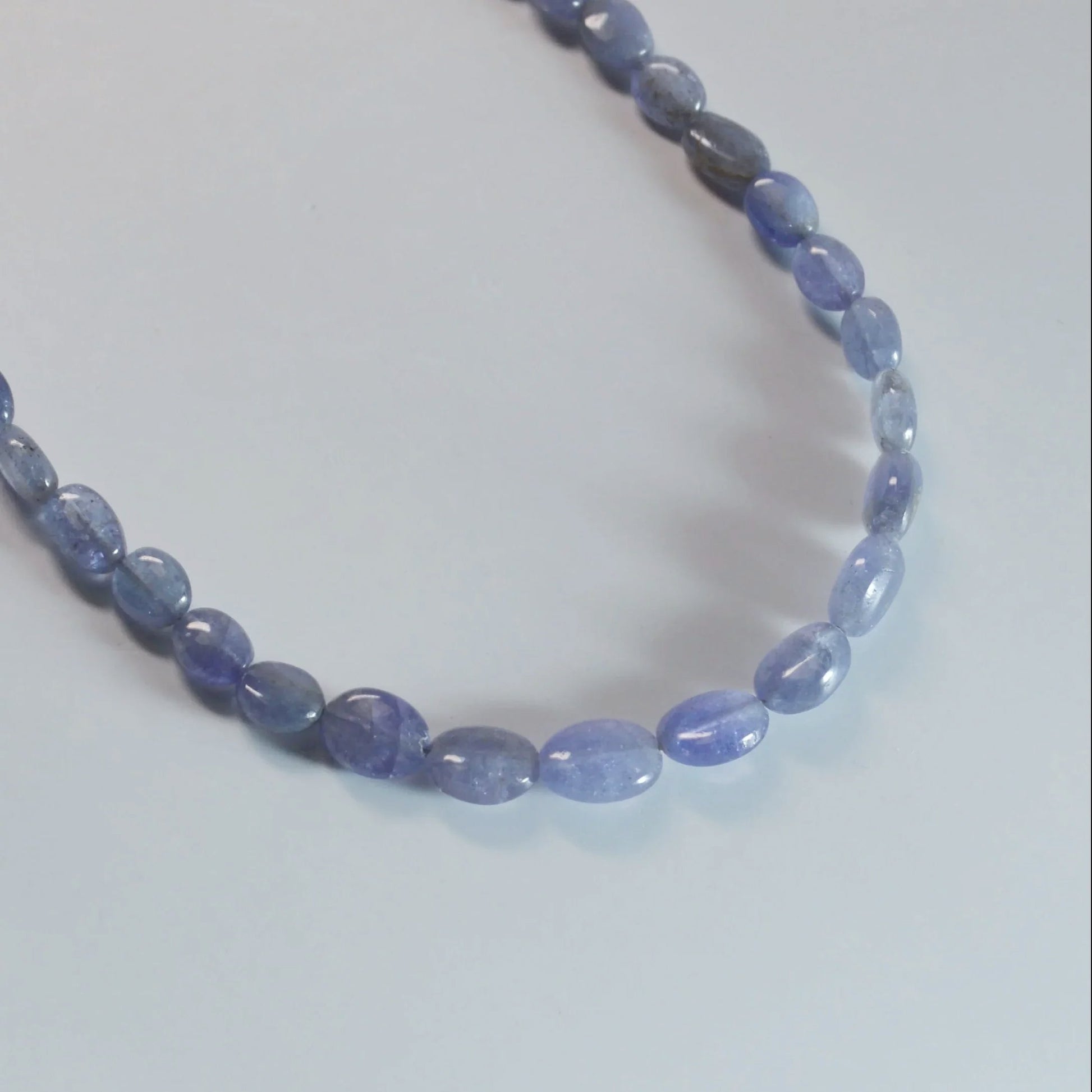 Tansanit Halskette 45 cm – Nahaufnahme.