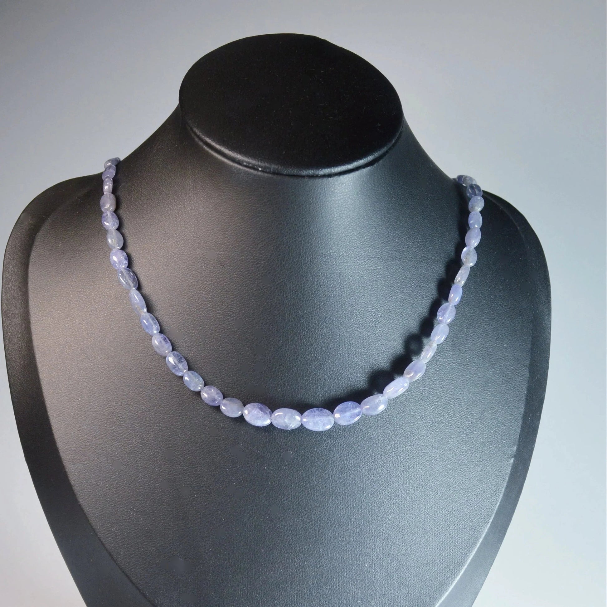 Tansanit Halskette 45 cm – Vorderansicht, Länge und Steindurchmesser erkennbar.