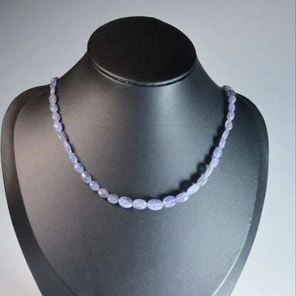 Tansanit Halskette 45 cm – Vorderansicht, Länge und Steindurchmesser erkennbar.