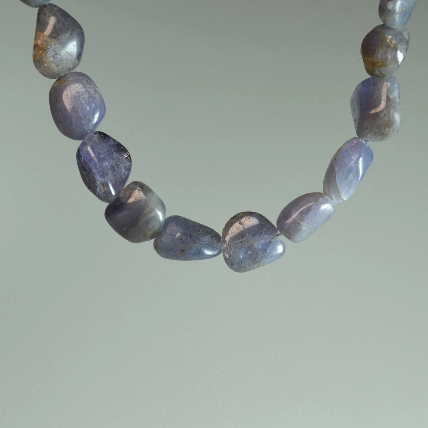 Echte Tansanit Kette mit Kristallnuggets – 45 cm Edelstein Halskette. Nahansicht.