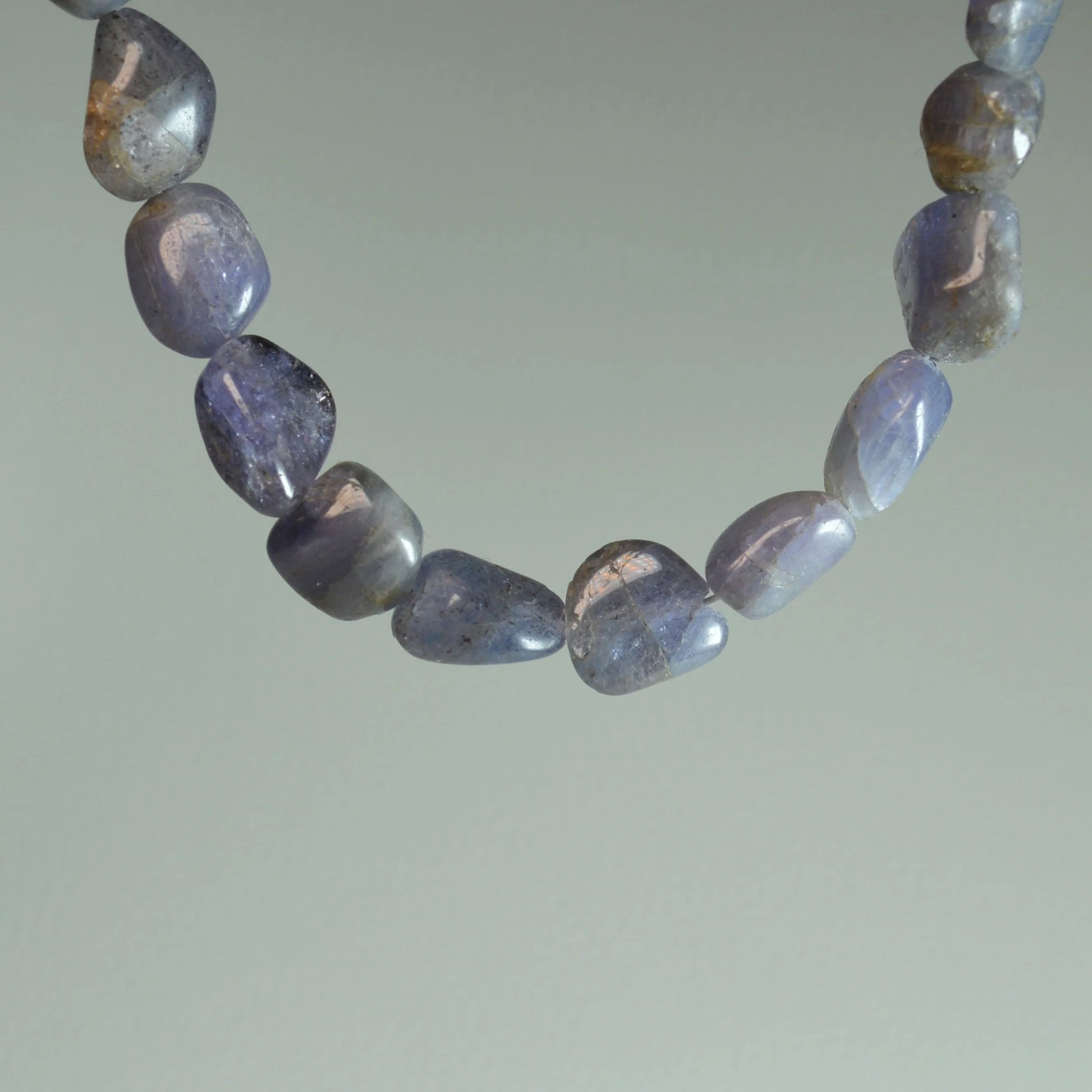 Echte Tansanit Kette mit Kristallnuggets – 45 cm Edelstein Halskette. Nahansicht.