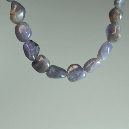 Echte Tansanit Kette mit Kristallnuggets – 45 cm Edelstein Halskette. Nahansicht.