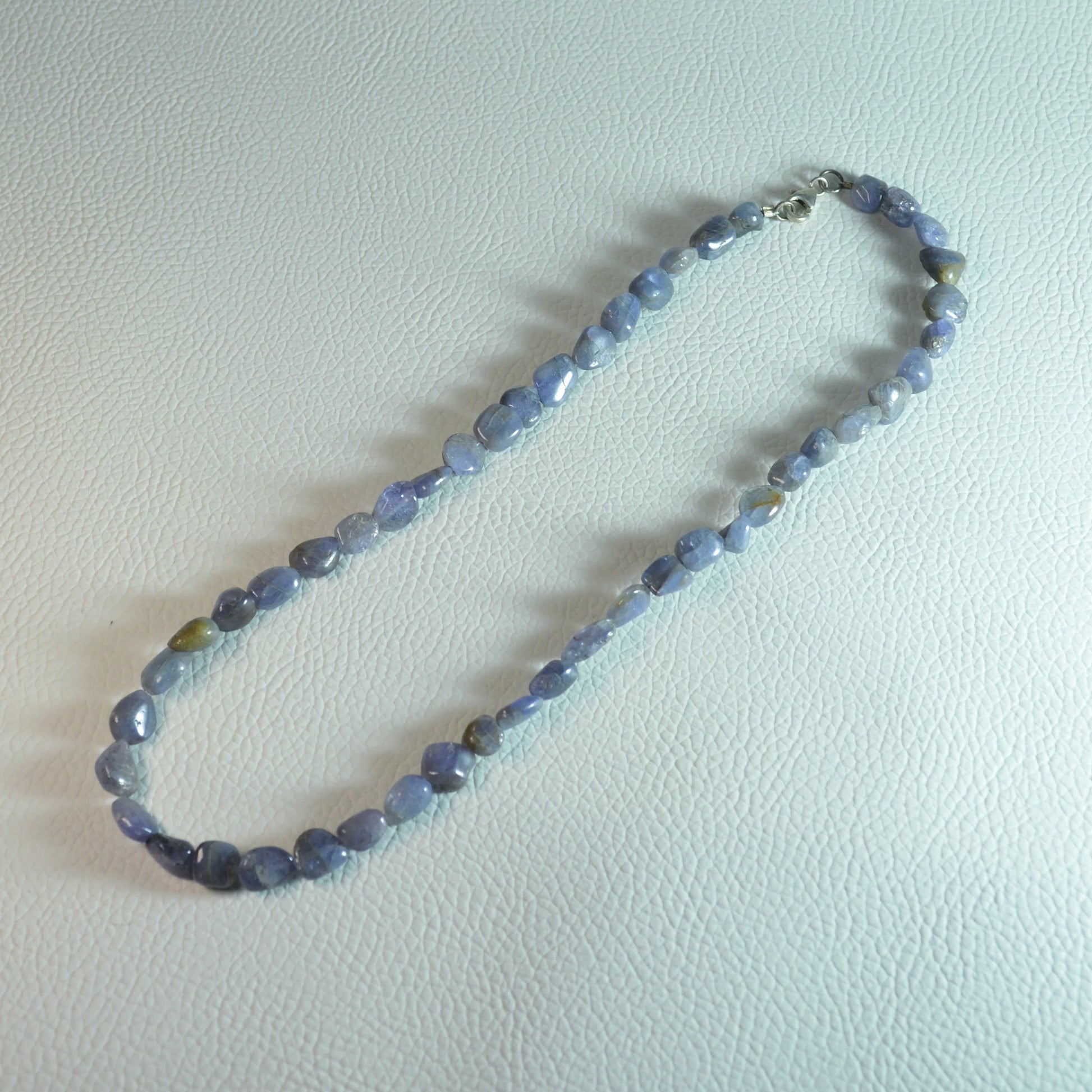 Tansanit Kette aus Naturstein Nuggets – Kristallschmuck mit Sterling Silber Verschluss. Gesamte Ansicht.