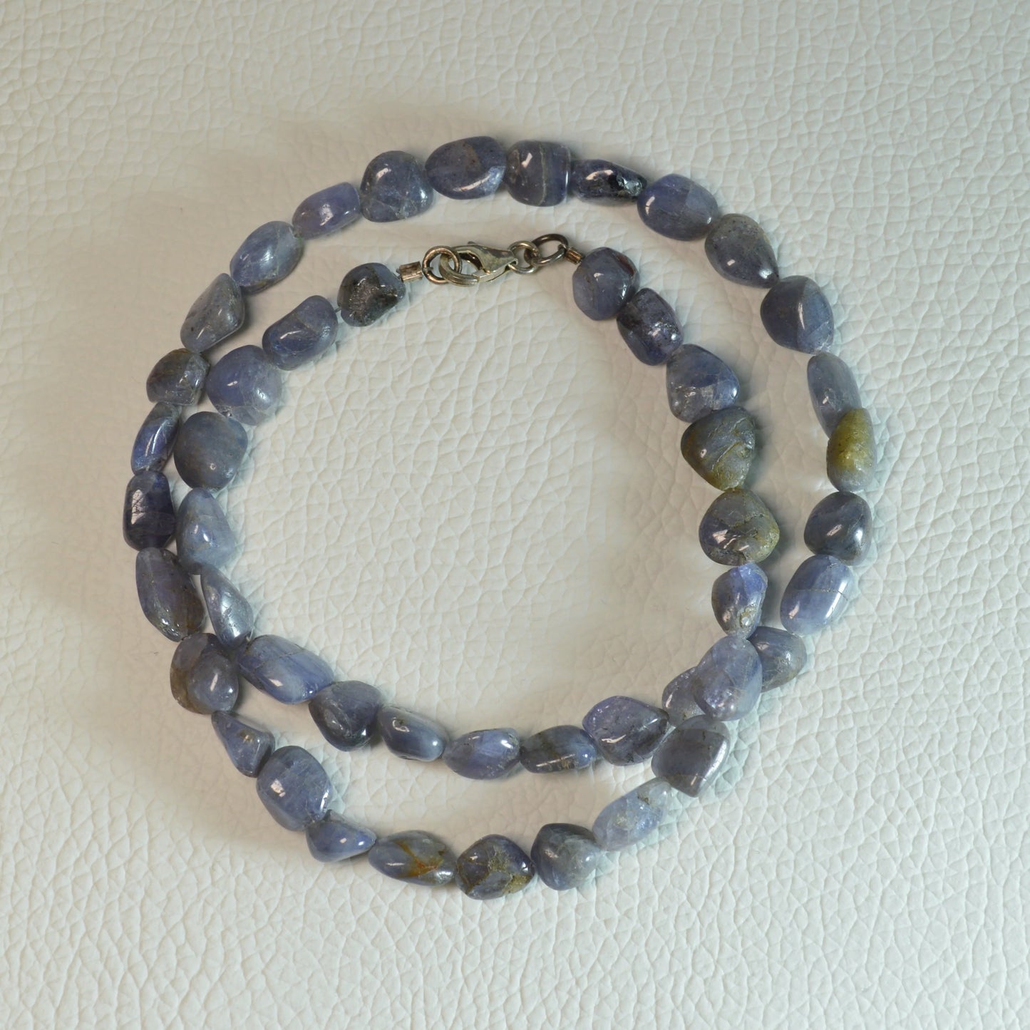 Tansanit Nuggetkette aus echtem Naturstein – Kristallschmuck mit Sterling Silberverschluss. Gesamtansicht.