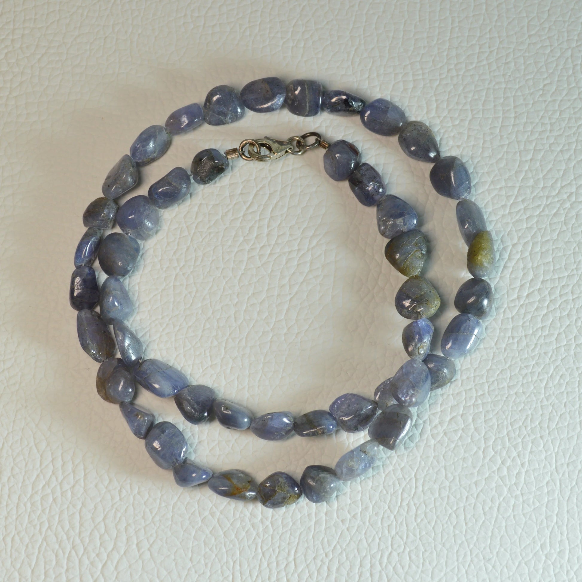 Tansanit Nuggetkette aus echtem Naturstein – Kristallschmuck mit Sterling Silberverschluss. Gesamtansicht.