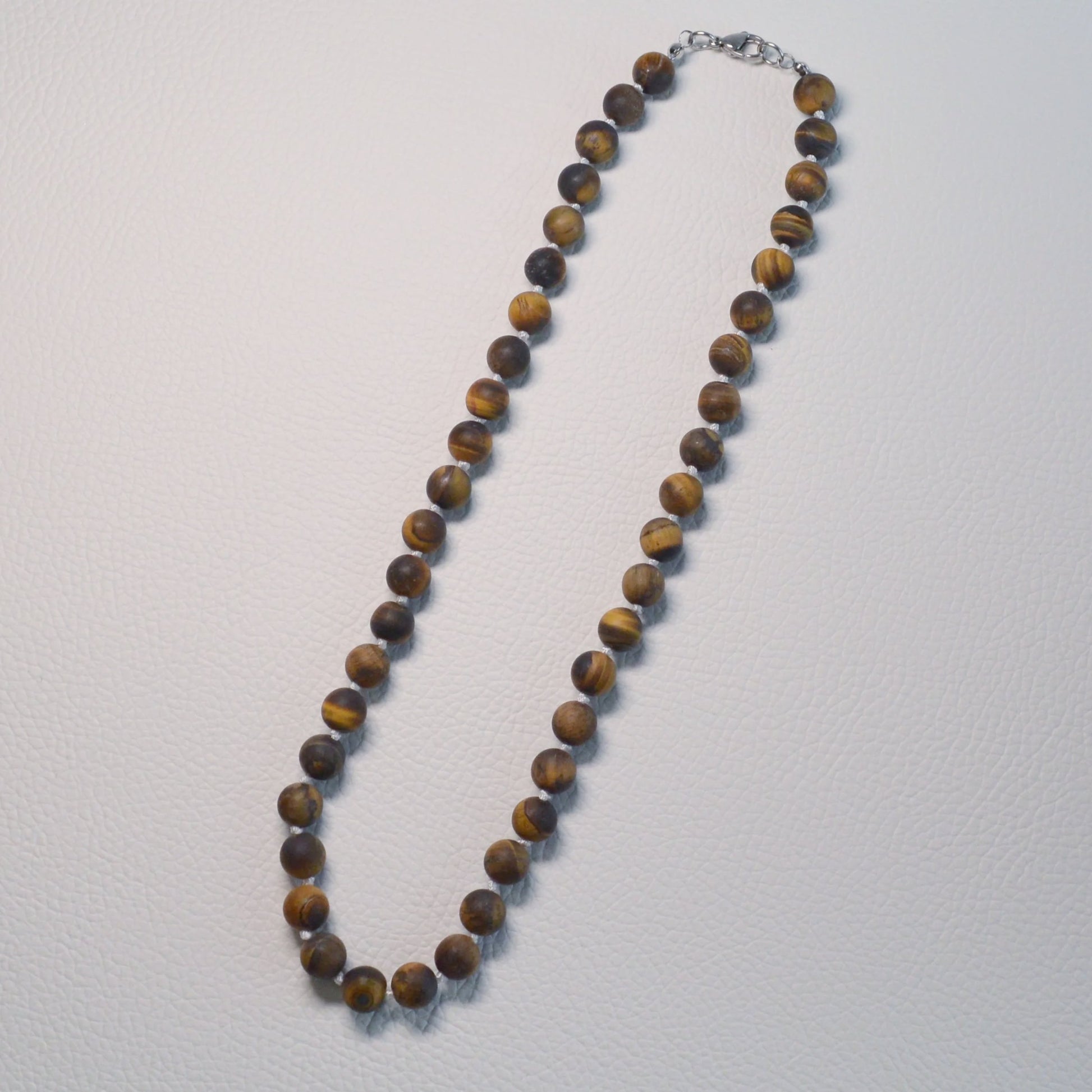 Tigerauge Perlenkette aus 6mm Naturstein – Kristallschmuck mit Metallverschluss. Gesamtansicht.