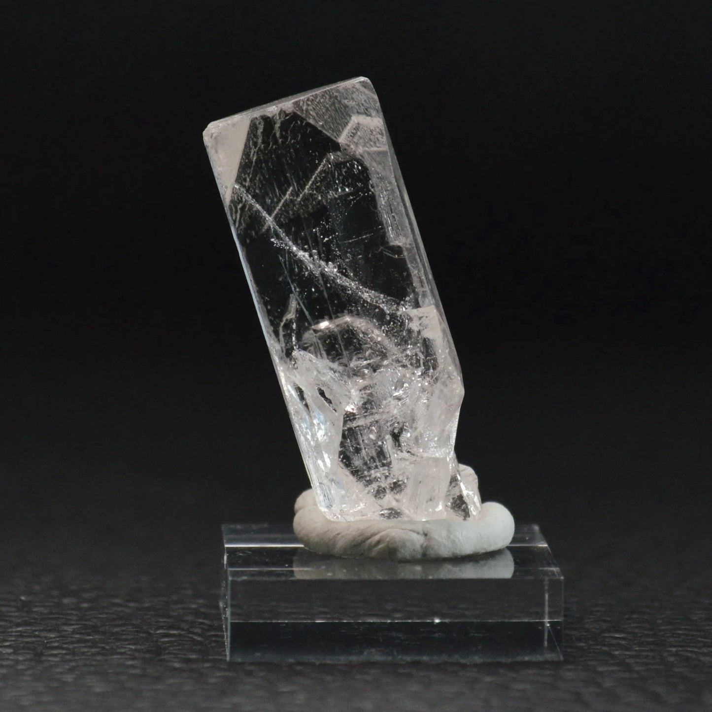 Topas auf Acrylsockel