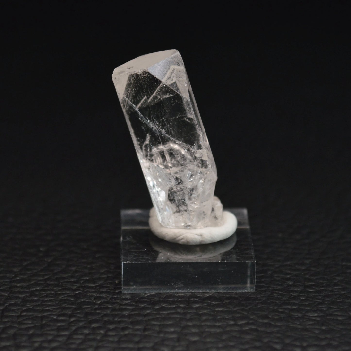 Topas auf Acrylsockel