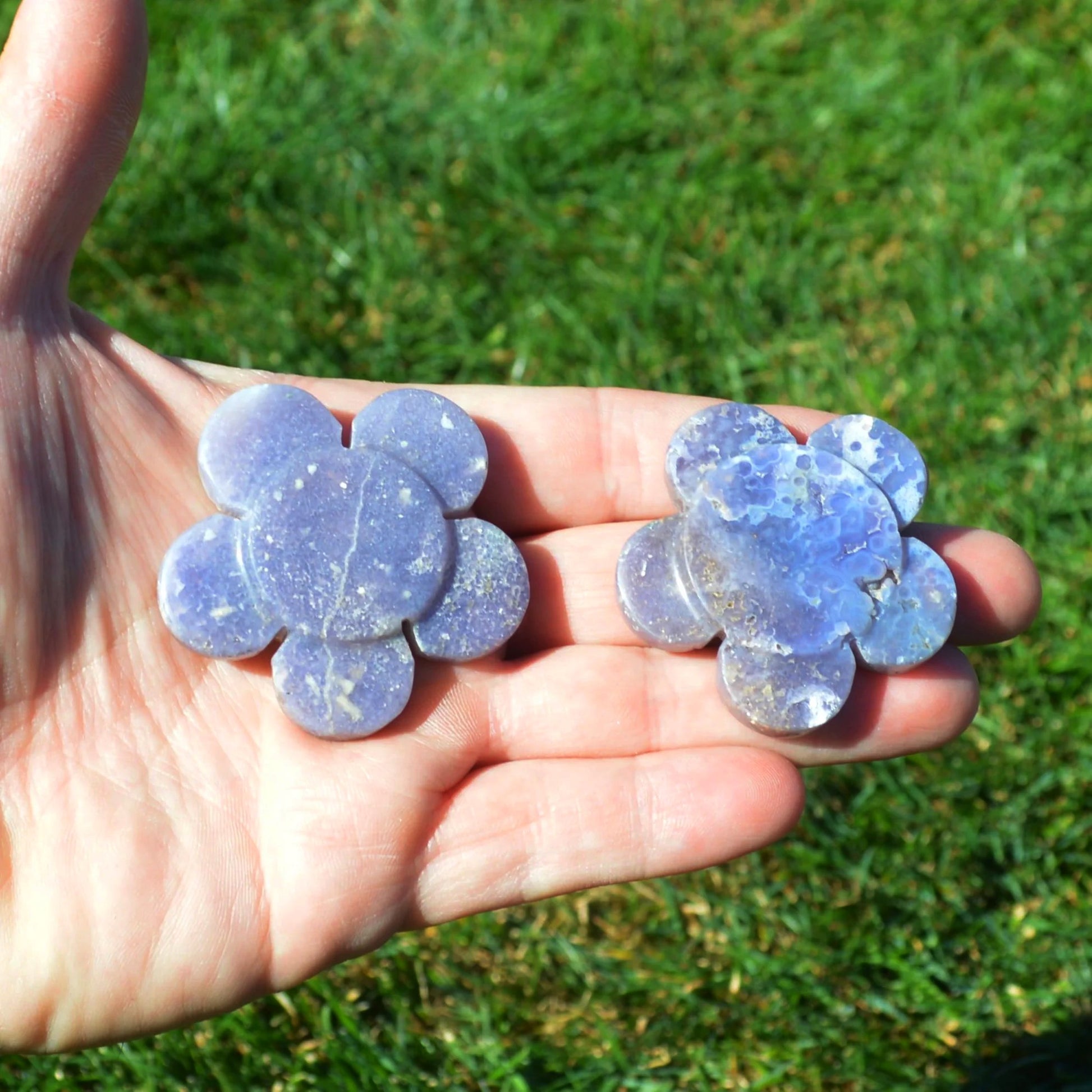 Handgeschnitzte Trauben-Chalcedon-Blume aus hochwertigem Naturstein – dekorative Raumdekoration oder besonderes Geschenk.