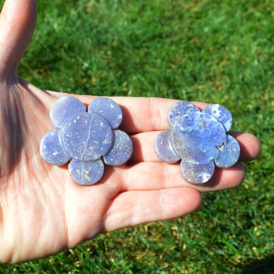 Handgeschnitzte Trauben-Chalcedon-Blume aus hochwertigem Naturstein – dekorative Raumdekoration oder besonderes Geschenk.