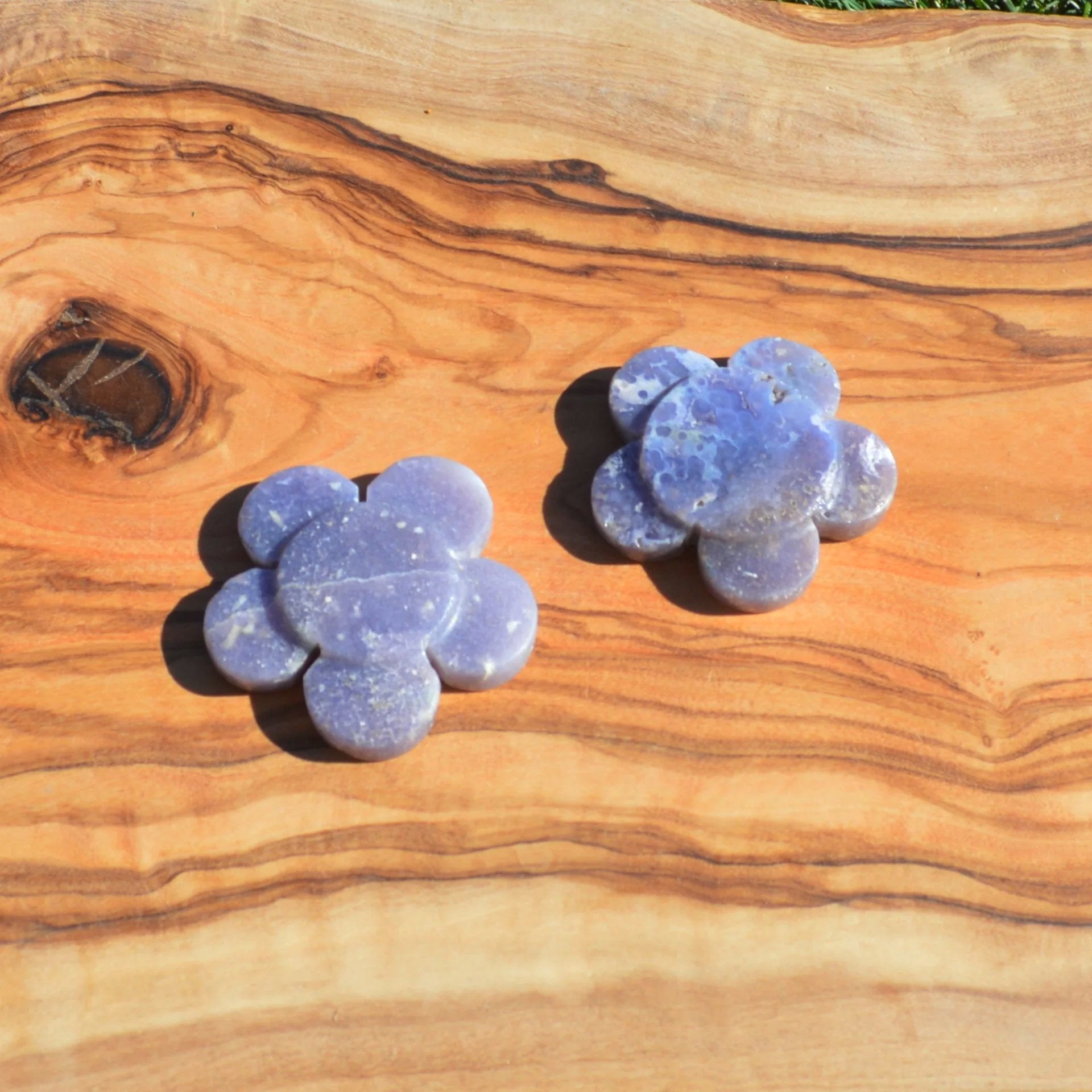 Trauben-Achat-Blume aus Naturstein, sorgfältig von Hand geschnitzt – ideal für Wohnraum oder als einzigartiges Geschenk.