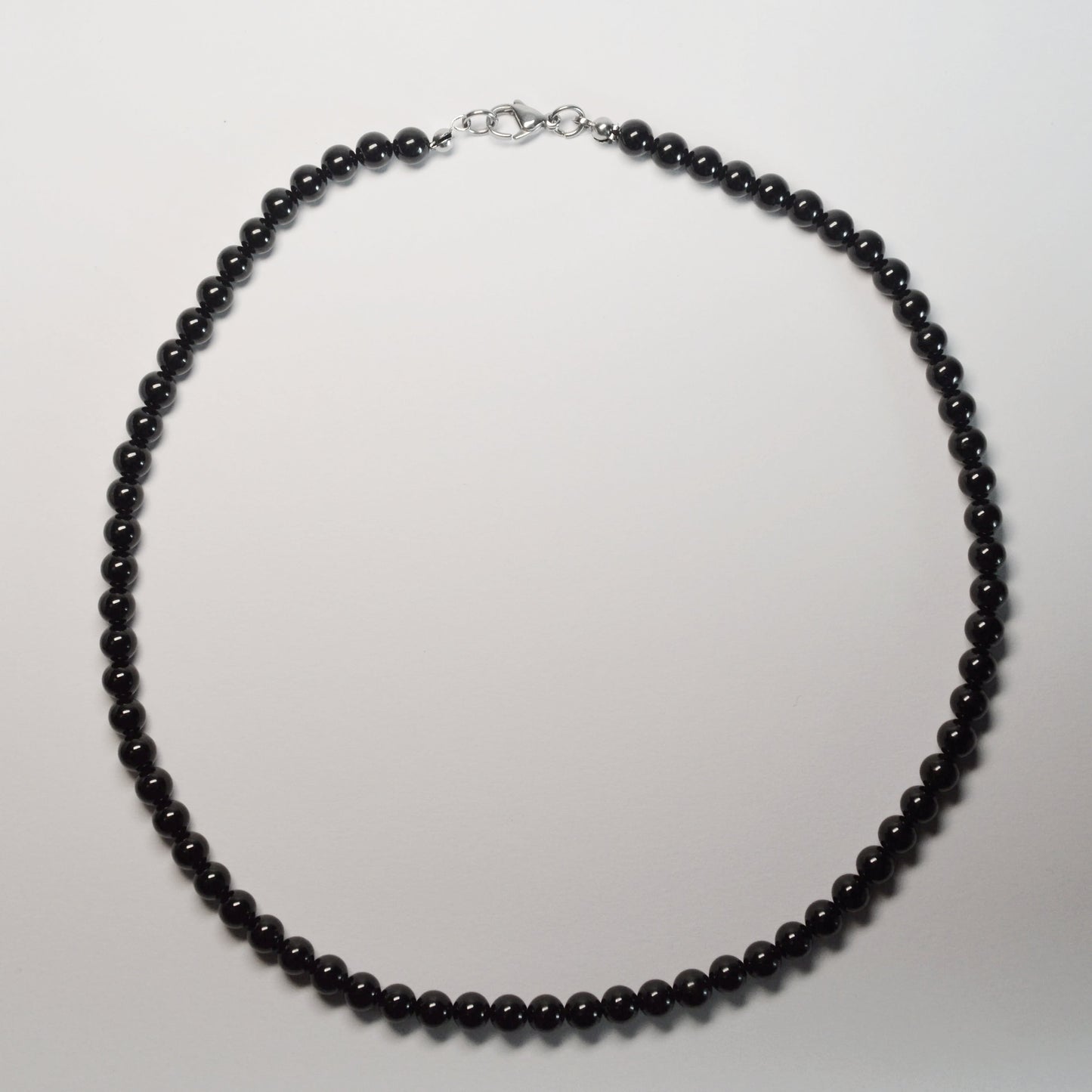 Hochwertige Turmalin Schörl Kette mit tiefschwarzen 6 mm Natursteinperlen – ideal als Schutzstein Schmuckstück. Gesamtansicht.