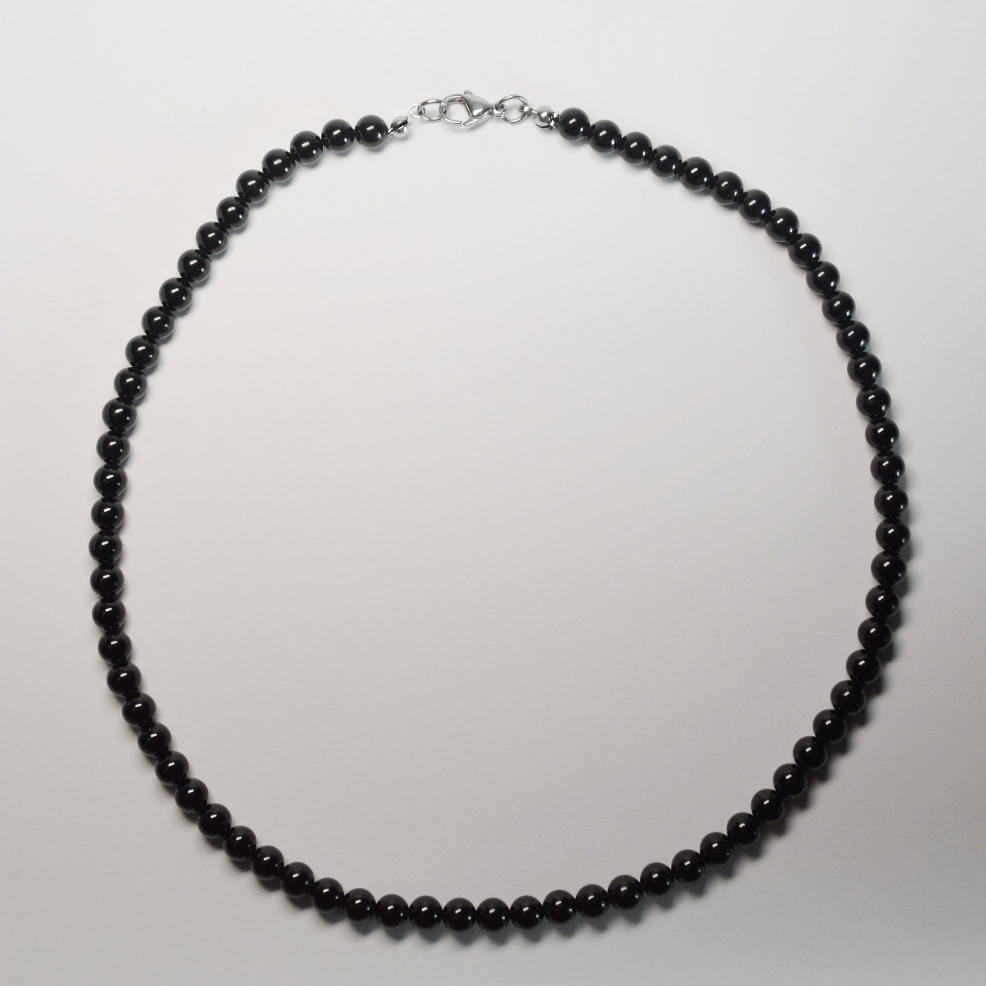 Hochwertige Turmalin Schörl Kette mit tiefschwarzen 6 mm Natursteinperlen – ideal als Schutzstein Schmuckstück. Gesamtansicht.