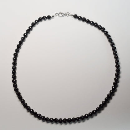 Hochwertige Turmalin Schörl Kette mit tiefschwarzen 6 mm Natursteinperlen – ideal als Schutzstein Schmuckstück. Gesamtansicht.