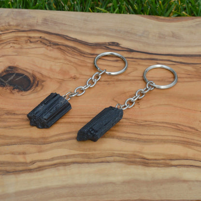 Schwarzer Turmalin Schörl Schlüsselanhänger, mit stabiler Metallöse für Schlüssel oder Taschen.